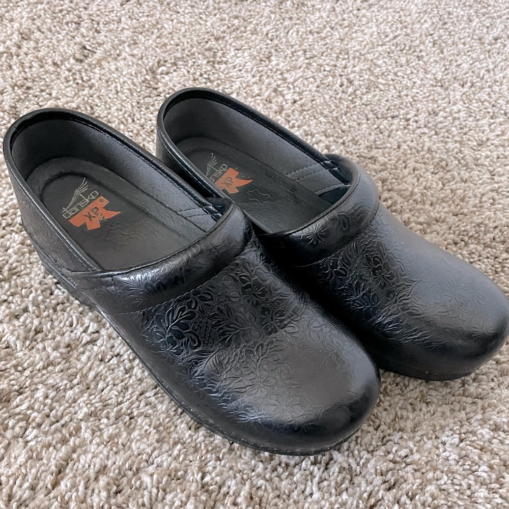 Near perfect condition! Dansko XP Black Floral clogs Size 39